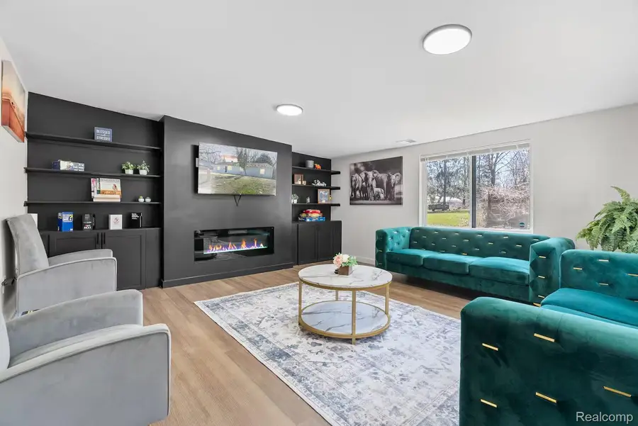 615 W Hodge Avenue, Lansing, MI 48910 - #3