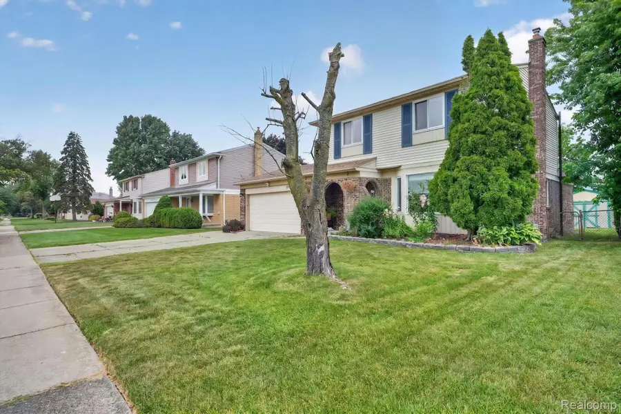 39062 Hyland Drive, Sterling Heights, MI 48310 - #2
