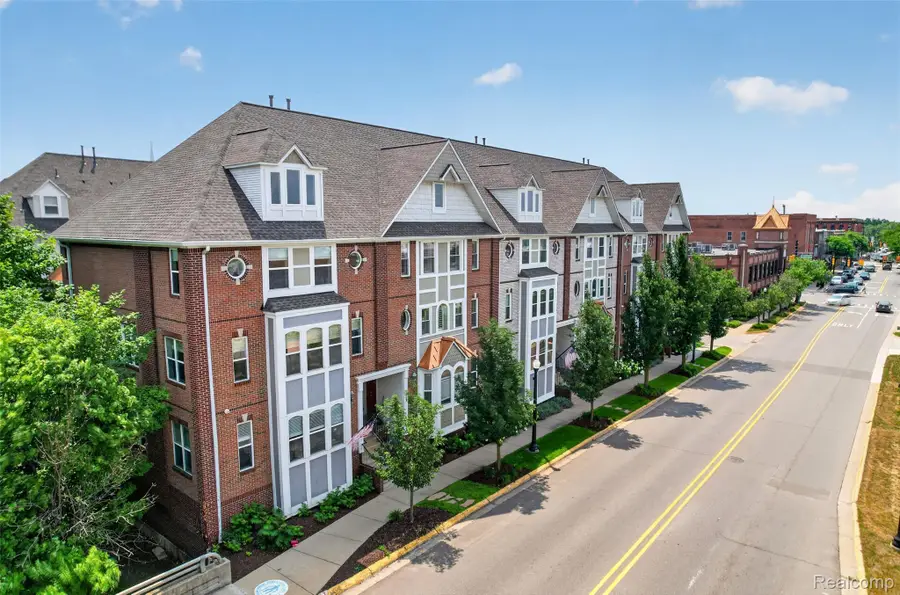 223 N Michigan Avenue, Howell, MI 48843 - #2