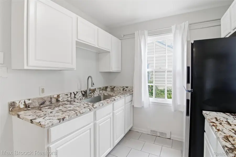 10431 Corning Street, Oak Park, MI 48237 - #2