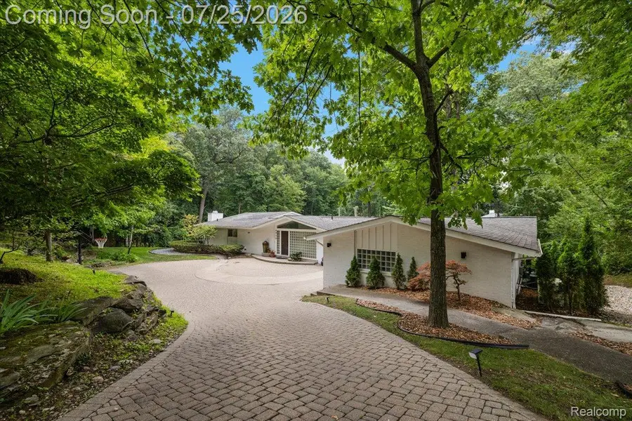 4910 Malibu Drive, Bloomfield, MI 48302 - #2