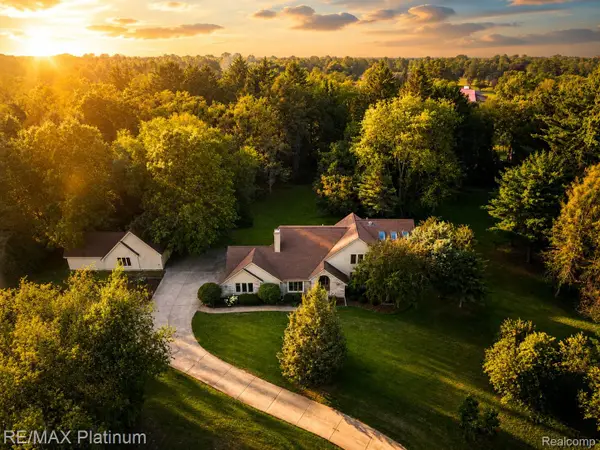 12273 Pinebrook Lane, SouthLyon, MI 48178