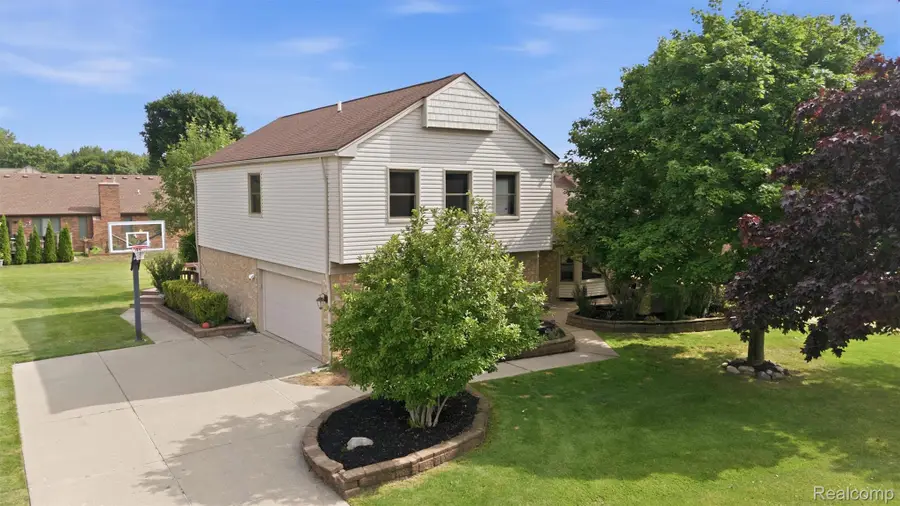 34678 Pembroke Avenue, Livonia, MI 48152 - #2