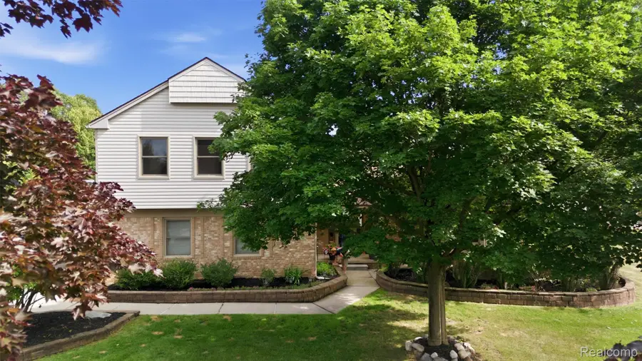 34678 Pembroke Avenue, Livonia, MI 48152 - #3