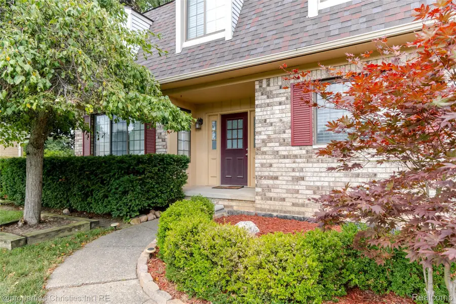 1317 S Williams Lake Road, Waterford, MI 48327 - #2
