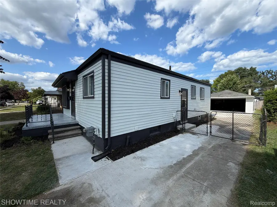 24512 Lexington Avenue, Eastpointe, MI 48021 - #2