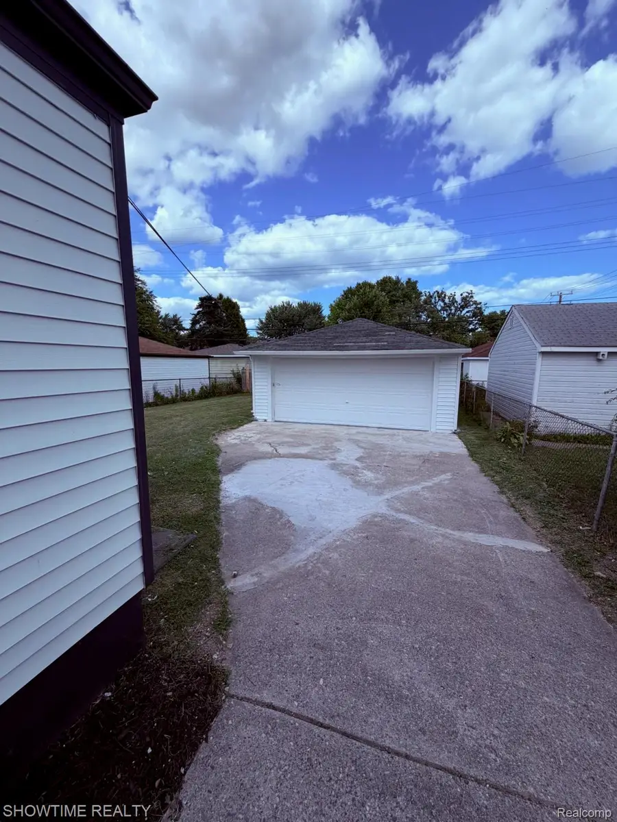 24512 Lexington Avenue, Eastpointe, MI 48021 - #3