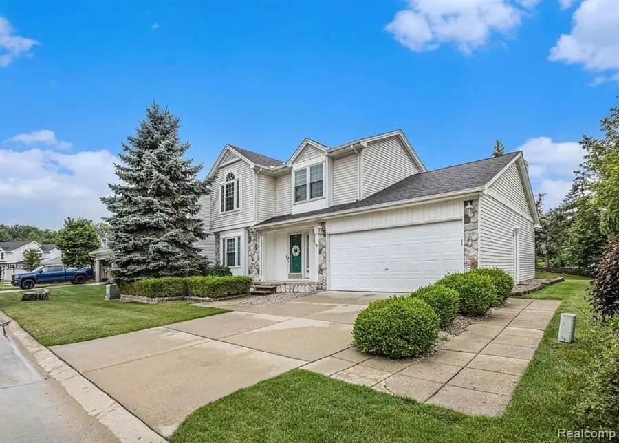 47114 Scarlet Drive S, Novi, MI 48374 - #2