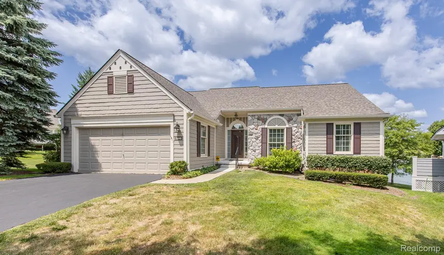 2446 Inglehill Pointe, Bloomfield, MI 48304 - #2