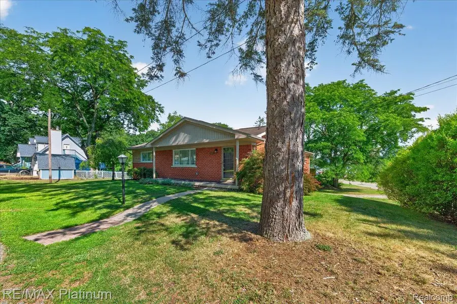 618 Chicago Drive, Howell, MI 48843 - #2