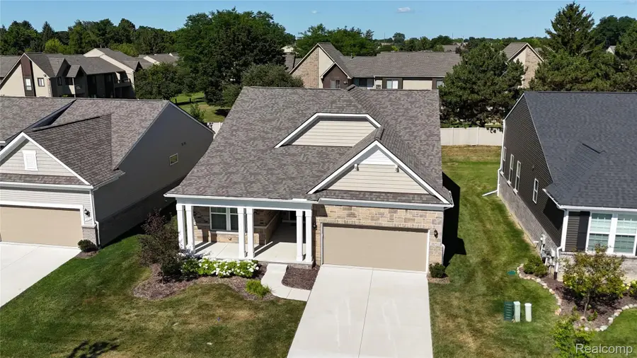 38731 Chasewood Court, Farmington, MI 48335 - #2