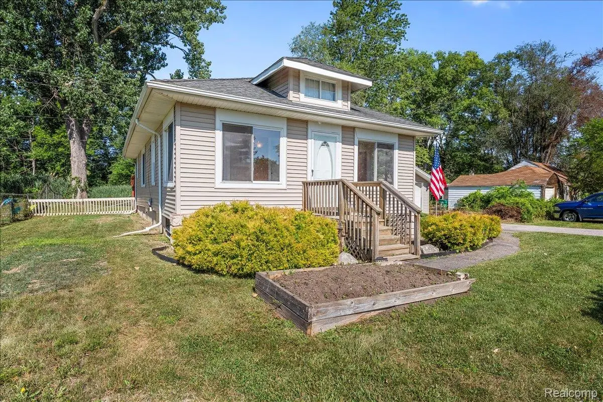 34868 W Jefferson Avenue, Rockwood, MI 48173 - #1