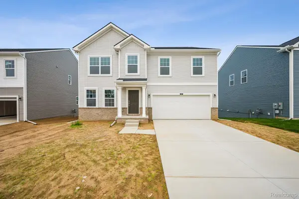 387 Edge Brook, Holly, MI 48442