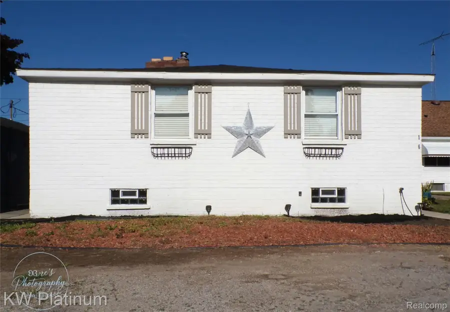 7146 Hillcrest Dr, Lakeport, MI 48059 - #2
