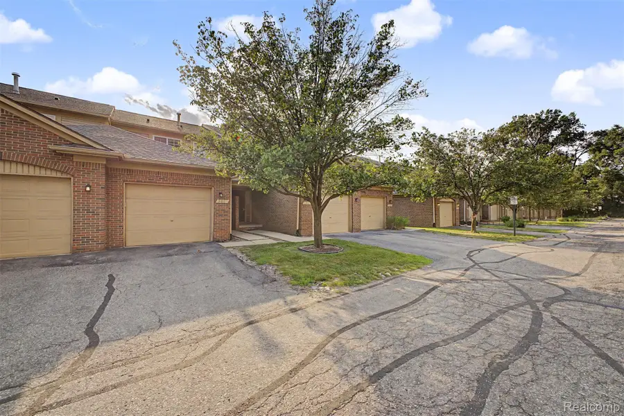 9025 Newport Way, Livonia, MI 48150 - #2