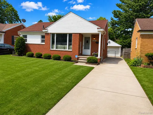 8283 W Parkway Street, Redford, MI 48239