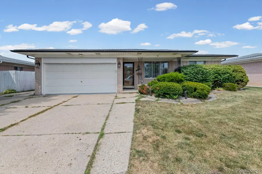 3647 Veronica Drive, Sterling Heights, MI 48310 - #2