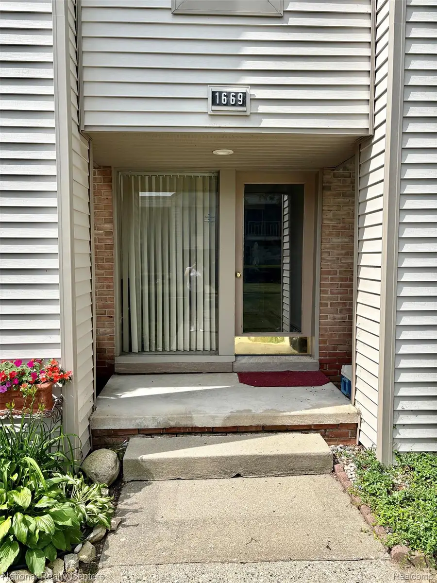 1669 Cass Lake Road #D, Keego Harbor, MI 48320 - #2