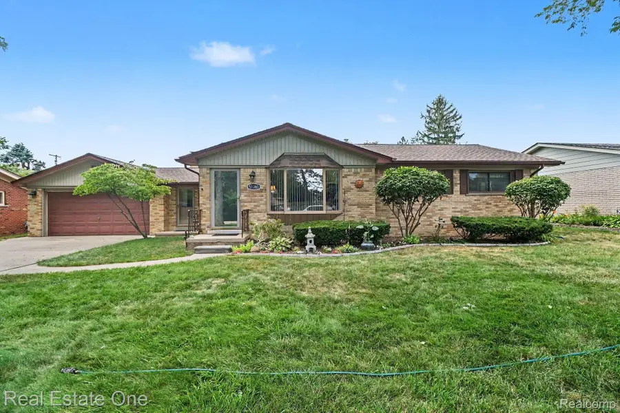 51361 Neumaier Drive, Utica, MI 48316 - #2