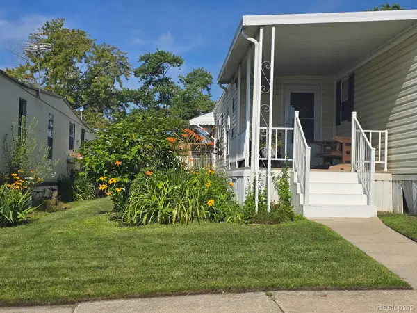 211 Pinewood Dr, WhiteLake, MI 48386