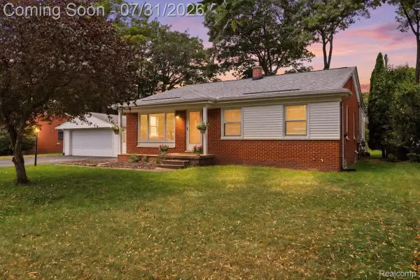 2067 Oakdale Drive, Waterford, MI 48329