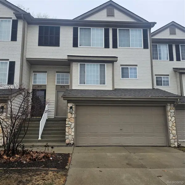 215 Oak Ridge Drive, Pontiac, MI 48341