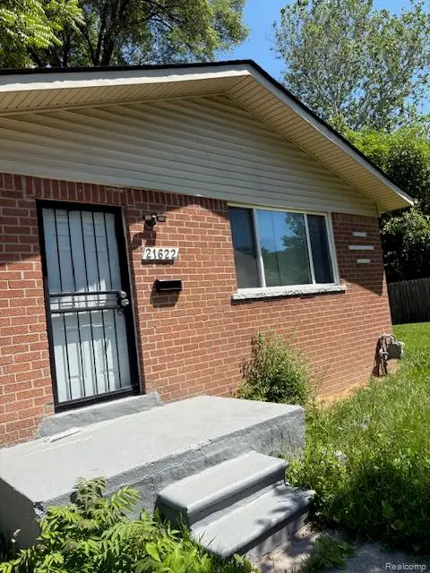 21622 Santa Clara, Detroit, MI 48219