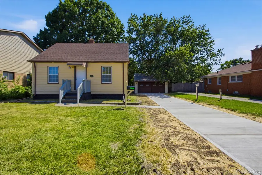 20600 Lennon Street, Harper Woods, MI 48225 - #2