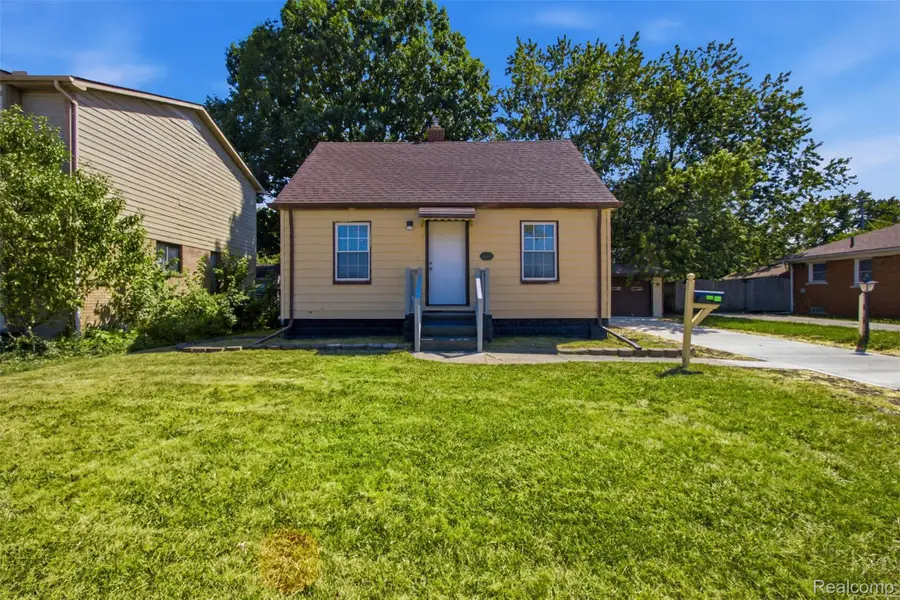 20600 Lennon Street, Harper Woods, MI 48225 - #3
