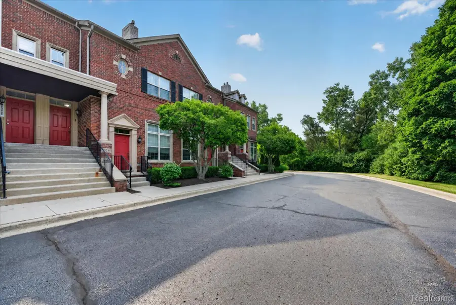 29246 W Glen Oaks, Farmington Hills, MI 48334 - #2