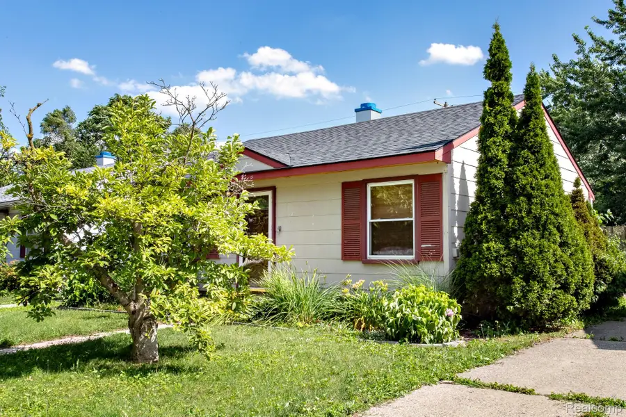313 W Rowland Avenue, Madison Heights, MI 48071 - #2