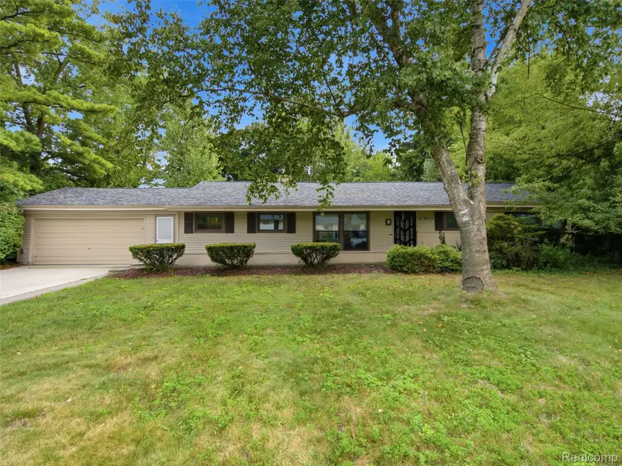 5303 W Briarcliff Knoll Drive, West Bloomfield, MI 48322 - #2