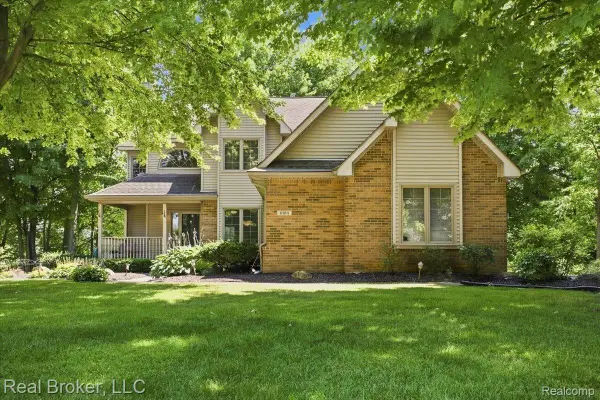 8184 Baypointe Drive, Brighton, MI 48114
