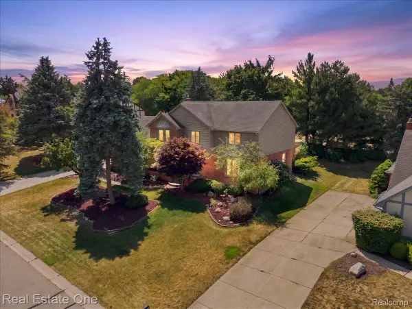 1774 White Water Drive, RochesterHills, MI 48309