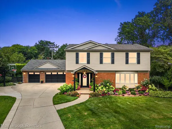 676 Peach Tree Lane, GrossePointe, MI 48236