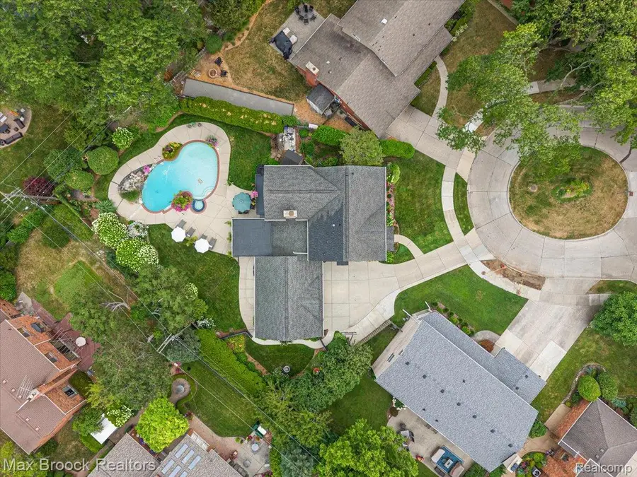 676 Peach Tree Lane, Grosse Pointe Woods, MI 48236 - #2