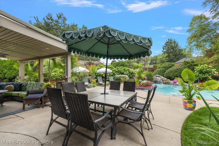 676 Peach Tree Lane, Grosse Pointe Woods, MI 48236 - #3