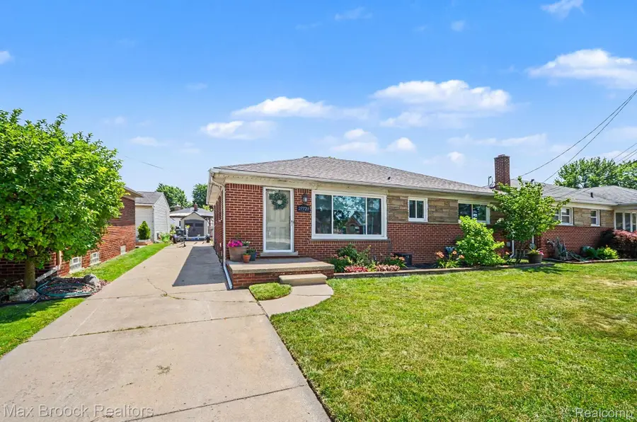 27720 Jefferson Avenue, Saint Clair Shores, MI 48081 - #2