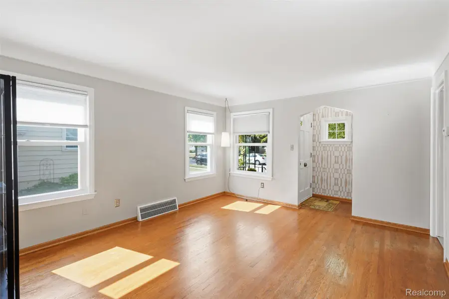 496 E Baker Avenue, Clawson, MI 48017 - #2
