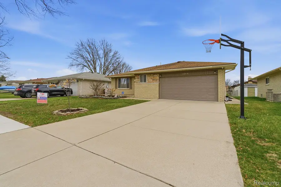 3064 Charity Dr, Sterling Heights, MI 48310 - #2