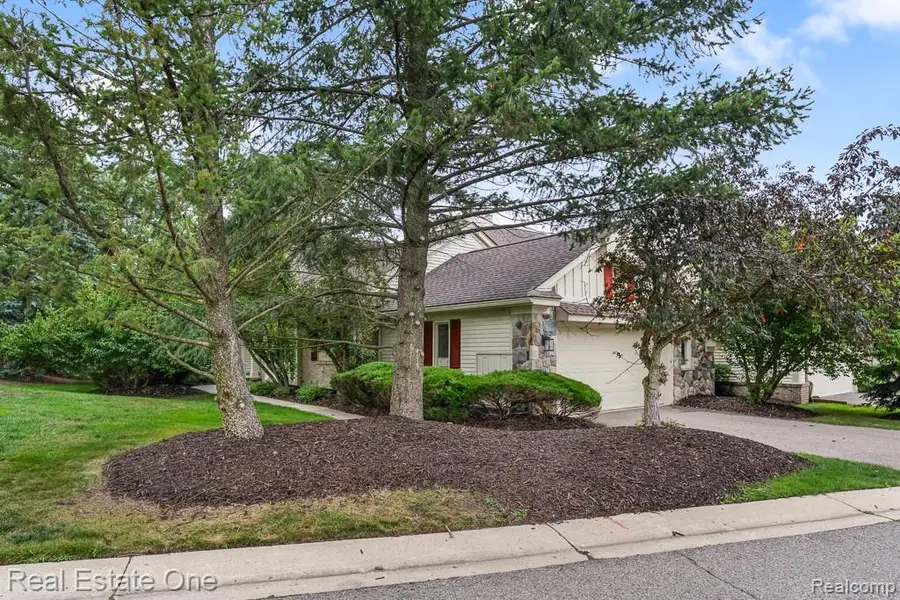 7383 Simsbury Drive, West Bloomfield, MI 48322 - #3