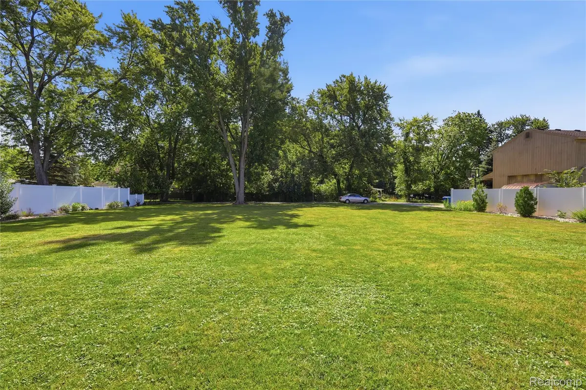 942 Iroquois Avenue, Waterford, MI 48327 - #1