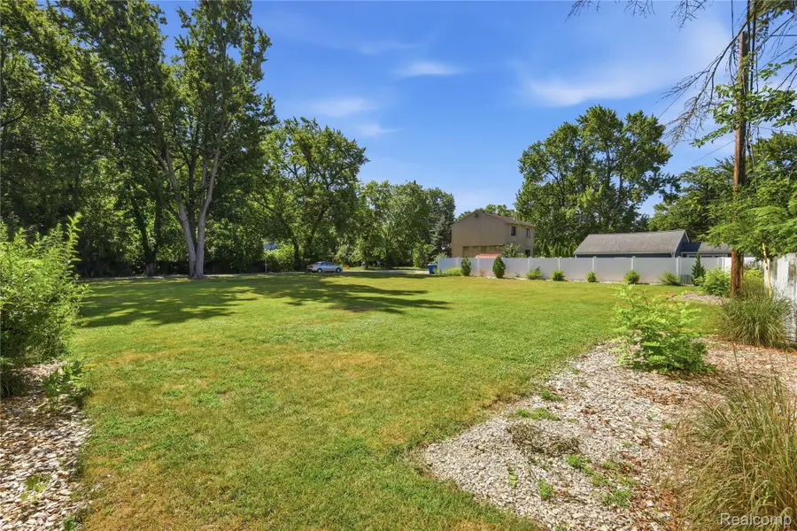 942 Iroquois Avenue, Waterford, MI 48327 - #2