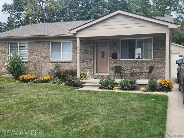 935 E Gardenia Avenue, MadisonHeights, MI 48071