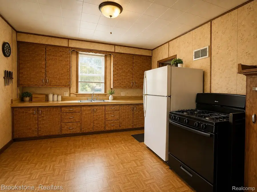 28 N 5th Avenue, Iron River, MI 49935 - #2