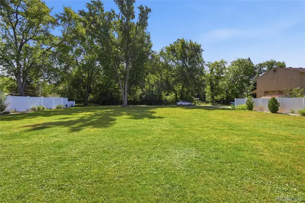 946 Iroquois Avenue, Waterford, MI 48327