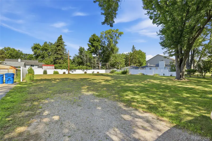 946 Iroquois Avenue, Waterford, MI 48327 - #3