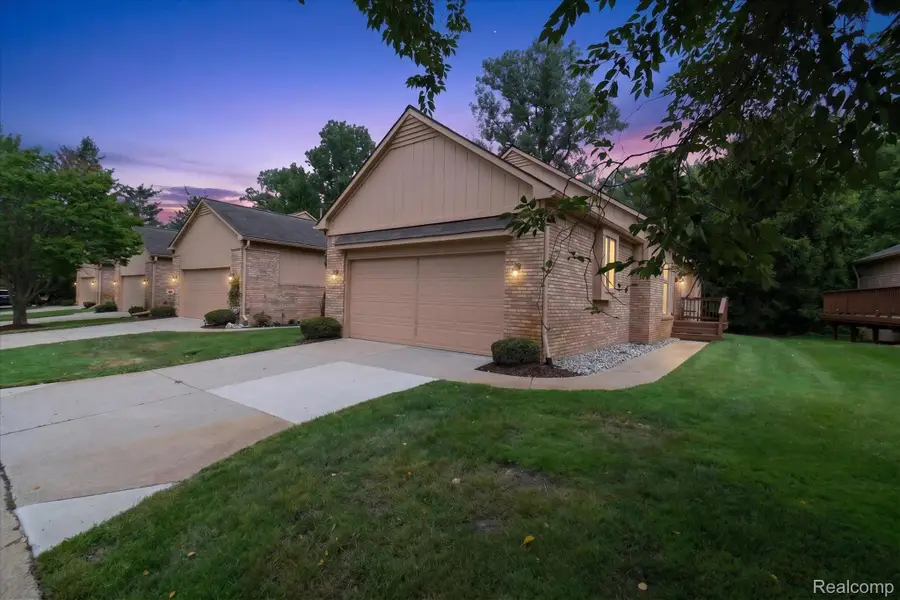 21660 River Ridge Trail, Farmington Hills, MI 48335 - #2