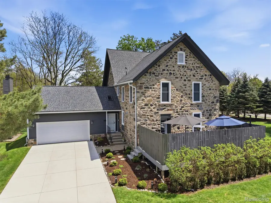 7475 Pinehurst Circle, Bloomfield, MI 48301 - #3