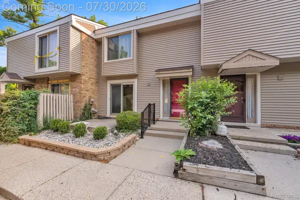 1424 Oakbrook E, RochesterHills, MI 48307